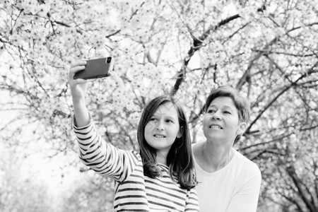 快乐的母亲和女儿在春图片