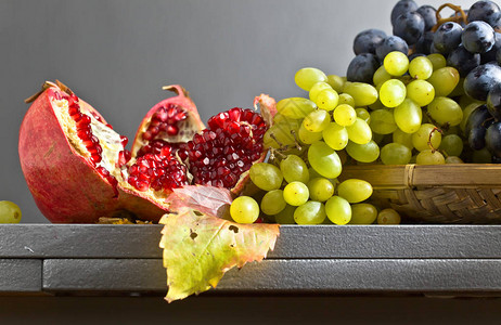 蓝色伊莎贝拉葡萄团绿葡萄团秋叶和厨房桌图片