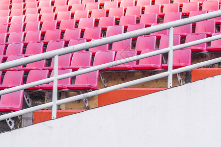 在红色座位排队的体育场进行广告宣传的空出白图片