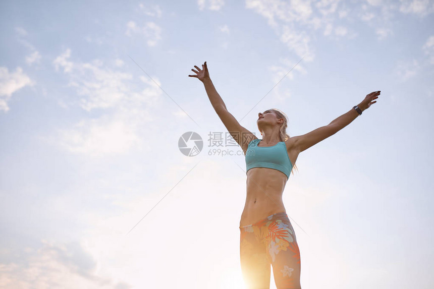 年轻的运动女孩在公园里玩飞盘职业选图片