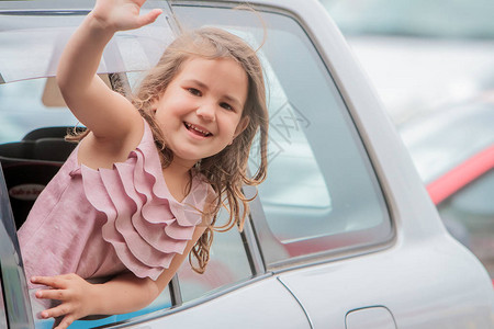 年轻快乐笑的少女孩乘车前往汽车窗外图片