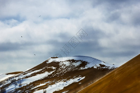 雪中的沙丘哈萨克阿尔坦埃图片