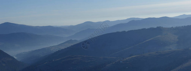 春天山风景全在山日出之前的清早图片