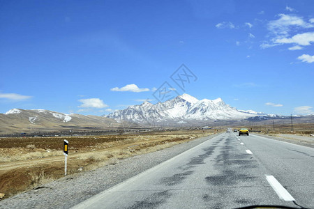 在春季公路旅行中图片