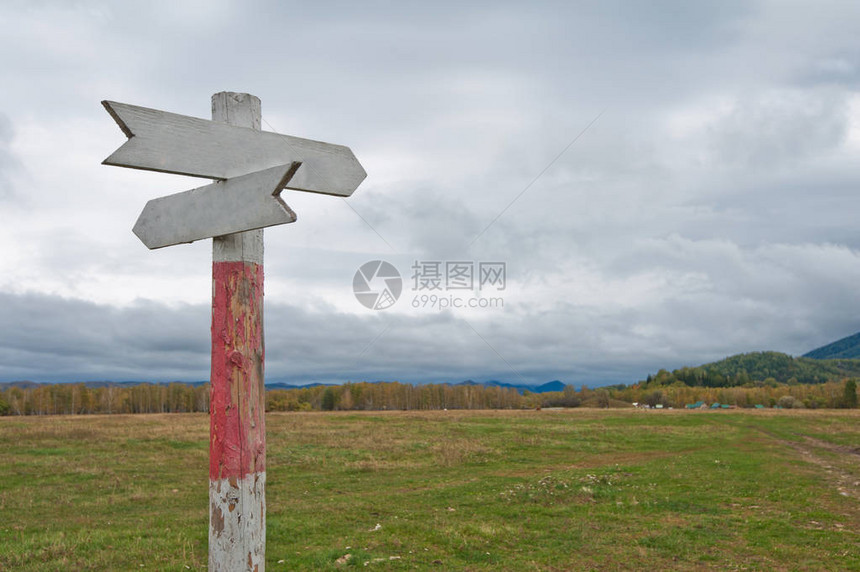 云多天自然背景上的图片