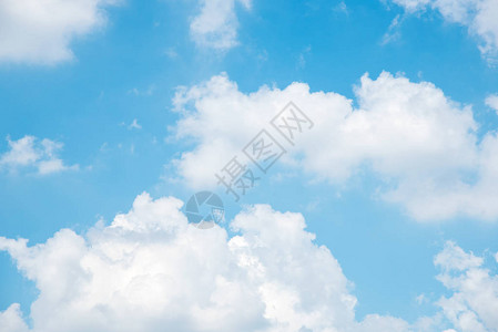 美丽的白色蓬松的云彩在蓝天图片