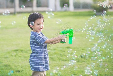 亚洲儿童泡泡从泡泡图片