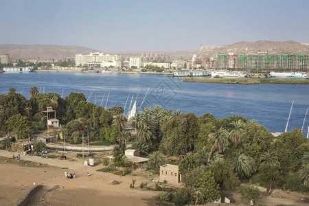 埃及Aswan附近的沙漠中一个努图片