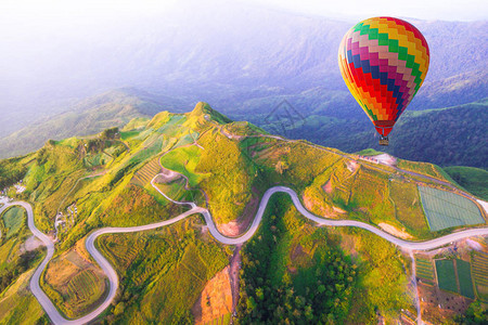 美丽山上的热气球图片