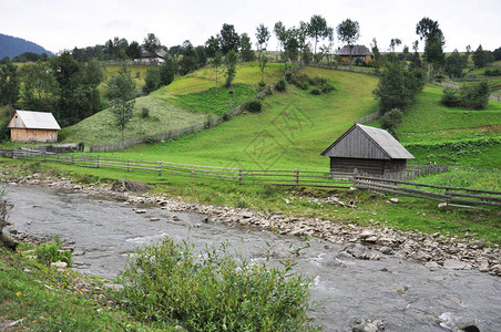 喀尔巴阡山的一个山区村庄的传图片
