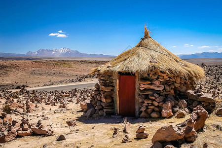 秘鲁乡村高处的小而空的小屋图片