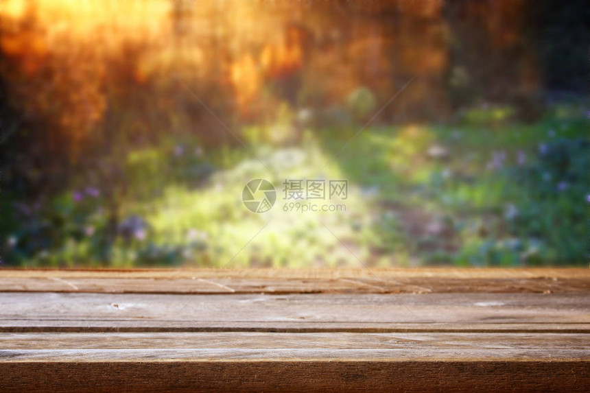 在梦幻的乡下背景面前空的生锈桌产品展图片