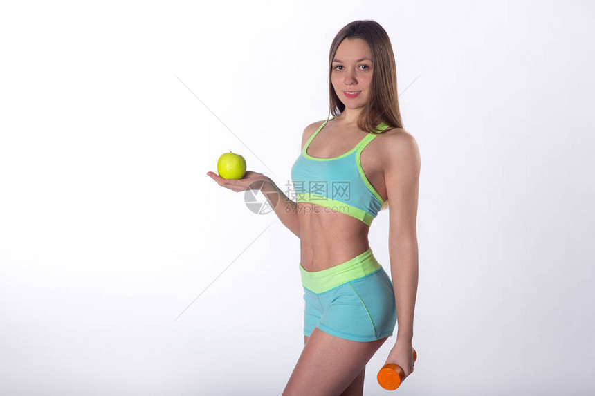 身体健康的妇女装着苹果和哑铃白图片