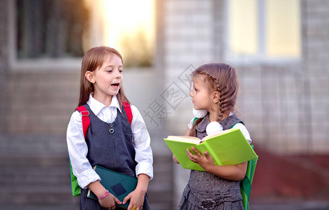 快乐的女学生带着书去上学图片