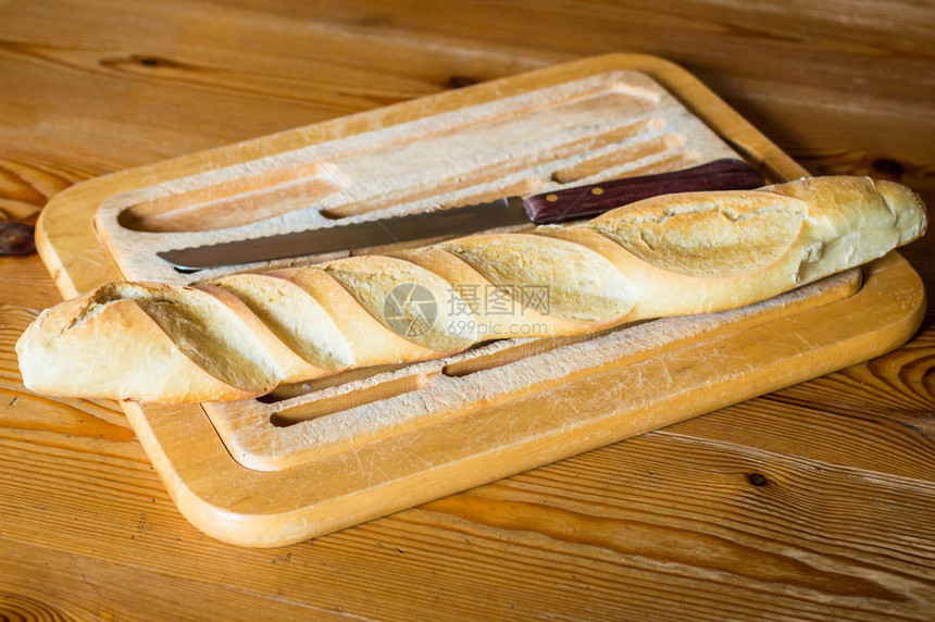 用刀在老式木板上关闭法式面包法式面包图片