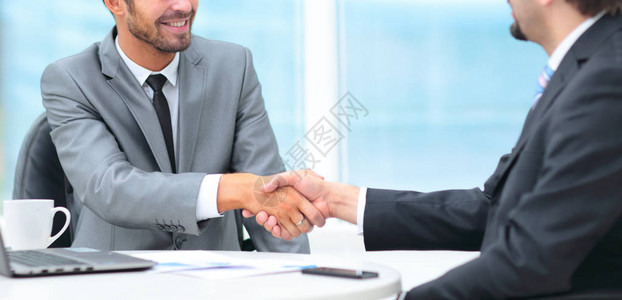 企业握手两个商界人士在图片