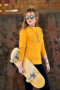 滑板公园里有滑板的年轻女孩图片