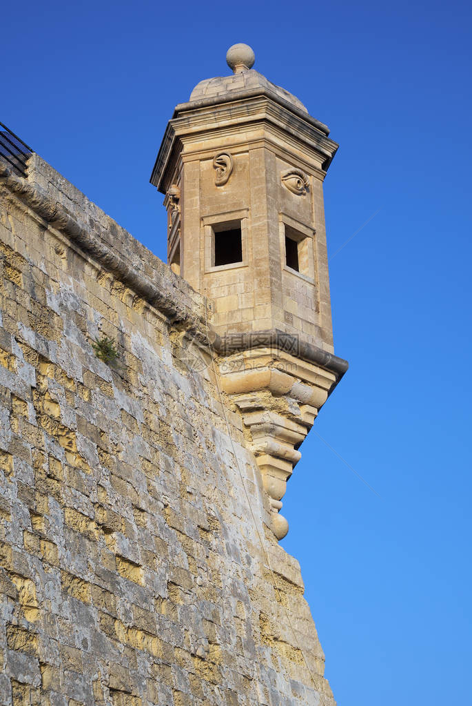 半岛堡垒尽头的警卫塔带有雕刻符号图片