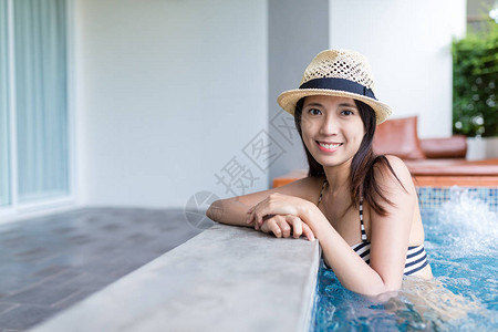 女人享受按摩浴缸图片