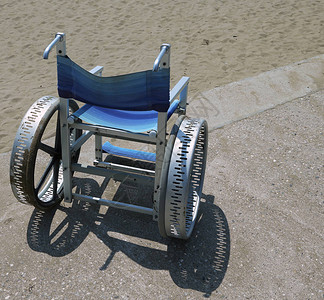 现代轮椅用钢铁大轮将残疾图片