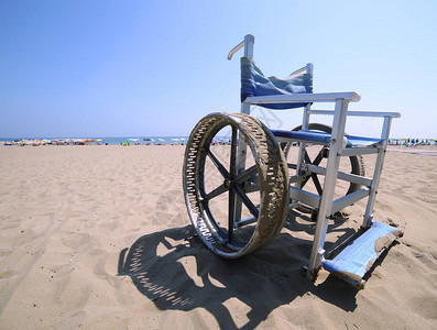 带不锈钢轮辋的轮椅可在海中图片