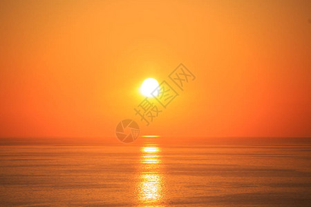的夕阳与海面上的倒影图片