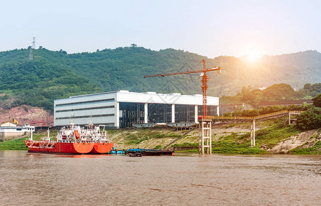 位于重庆长江一侧的造船厂图片