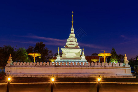 美丽的白色塔台在泰国南边的WatPhr图片