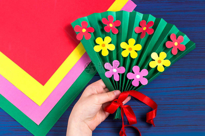 给孩子做母亲节礼物五颜六色的纸束鲜花儿童艺术项目DIY概念一步的照片说明步骤7图片