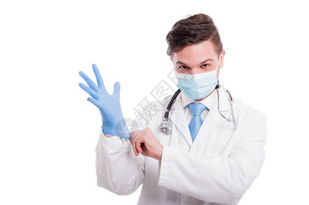 年轻医生拉起医疗手套图片