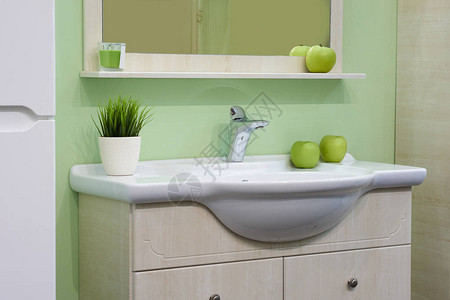 白色内置陶瓷洗浴盆绿色浴室配有光图片
