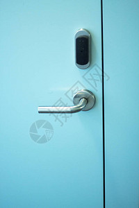 豪华五星级酒店卧室门和铝金属门把手以及安全钥匙背景图片