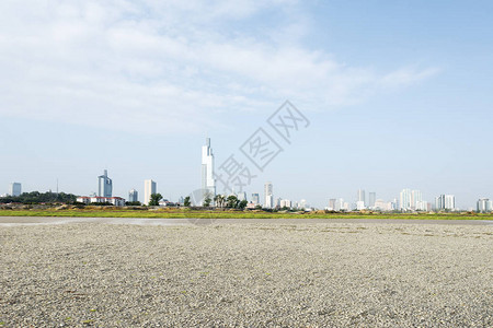 从空旷的地面看南京市容图片