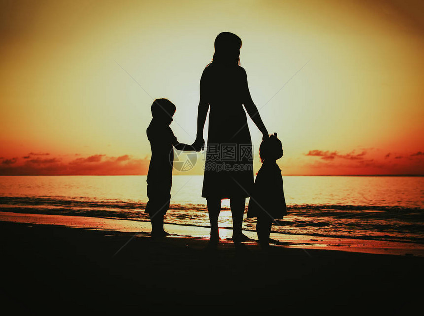 母亲和两个小孩在日落时图片