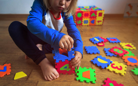 小女孩玩拼谜游戏早期教育概念图片