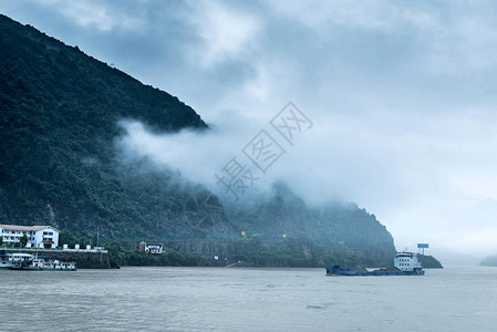 在长江上旅行观望山丘和城镇背景图片
