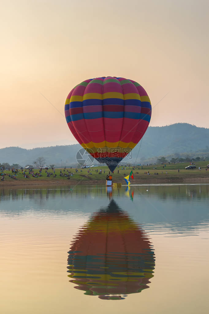 泰国清莱省日落时湖上热空气彩球图片