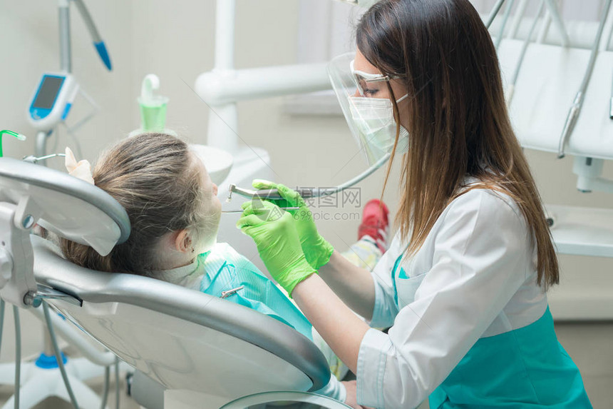 小可爱女孩坐在牙医椅子上牙医图片