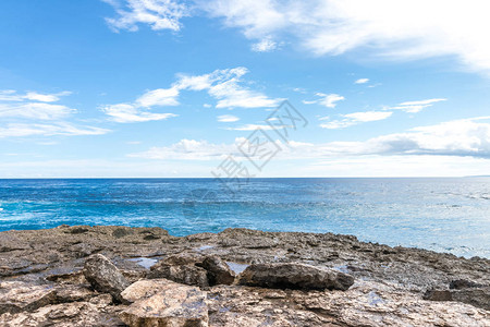 岩石海滩上的强力波浪海浪喷发努沙莱姆图片