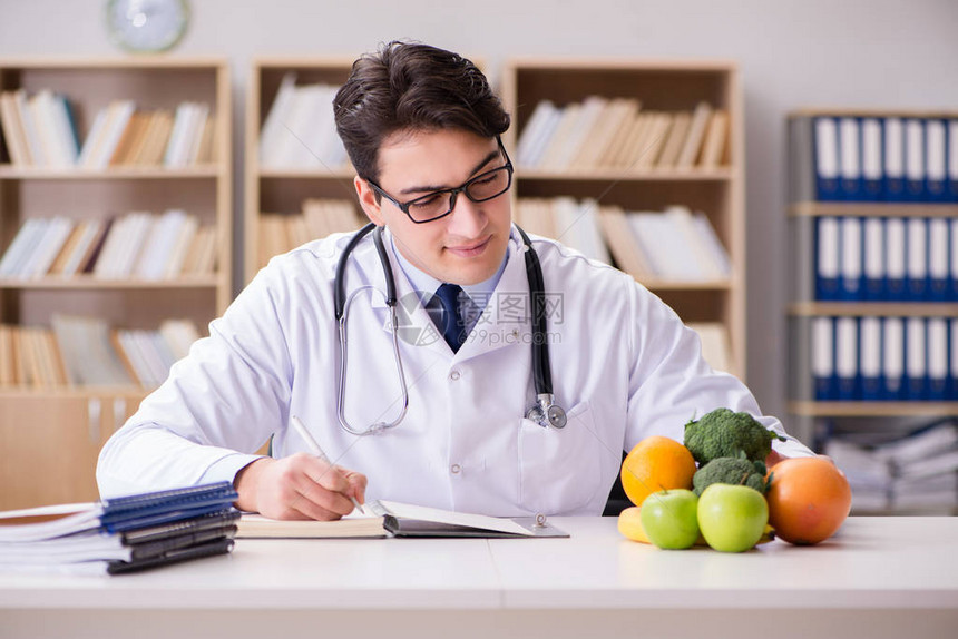 水果和蔬菜饮食概念方面的医生与水果图片