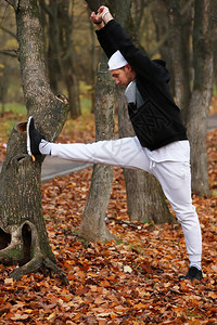 秋天公园的瑜伽男子运动图片