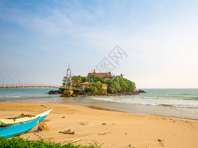 斯里兰卡海岸附近的小天堂岛锡兰海滩图片