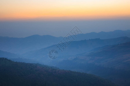 日落时分冬季山脉的风景图片