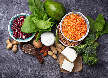 扁豆鹰嘴豆坚果豆类菠菜豆腐西兰花和奇亚籽蛋白质的素食来源图片
