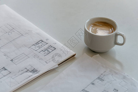 桌上的咖啡和建筑师图纸图片