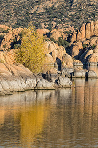 秋天普雷斯科特亚利桑那州的一个反射风景秀丽的沃森湖背景图片