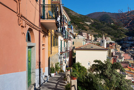 意大利Riomagaggiore镇彩色房屋旁的S图片