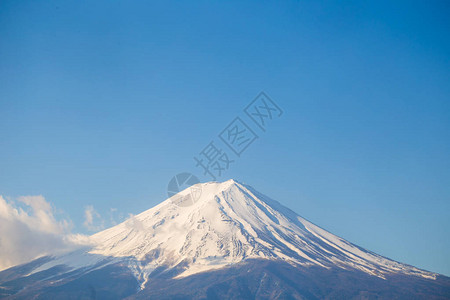 日本川口子湖的fuji山桑在日本Yamaashi县紧贴在图片