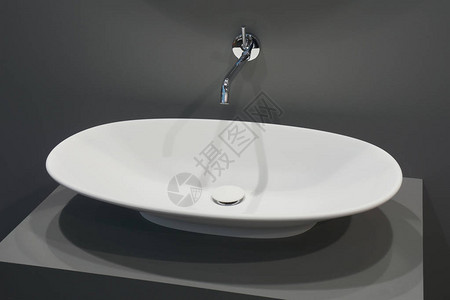 白顶陶瓷浴缸灰色背景的光图片