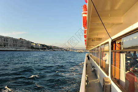 日落时伊斯坦布尔博斯普鲁斯海峡的美丽景色图片